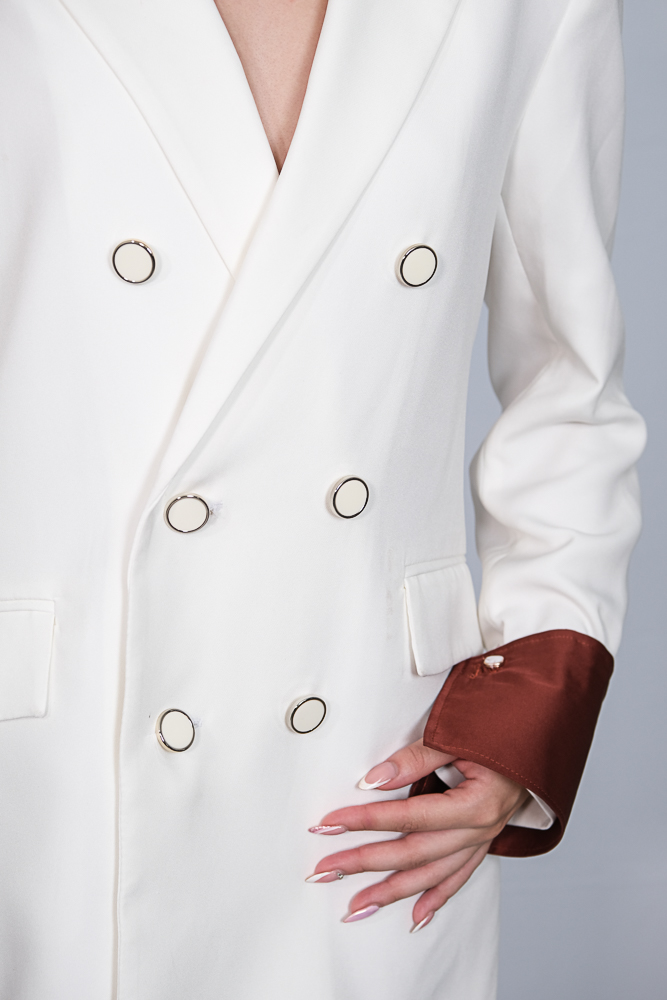 Detalle de botones y puño del blazer blanco