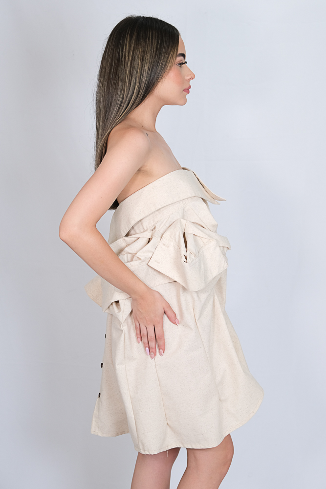 Vestido strapless con drapeado en color beige